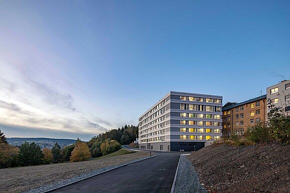 Klinikum Naila am Abend